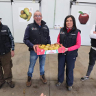 Las tres generaciones de Finca El Castro, en la nave situada en la carretera del pantano, esta semana pasada. ANA F. BARREDO