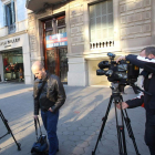 Medios de comunicación montan guardia ante el despacho del abogado de Urdangarín.