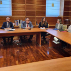 El consejero de Sanidad, en el centro, junto a Ester Muñoz. DL
