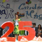 Maruja Gutiérrez, ayer en un momento de su pregón, frente a cientos de asistentes y un pastel conmem