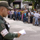 Los venezolanos hacen fila para salir por el puente internacional Simón Bolívar. M. DUEÑAS CASTAÑEDA