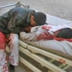 Jamil Abdul Husain abraza a su hermano muerto en Tikrit