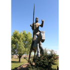 ‘Quijote a caballo’, monumento en latón de 5,60 metros que se encuentra en medio del jardín de la Finca los Nogales.