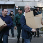 Agentes de la Guardia Civil salen con cajas llenas de documentos de la sede de Isolux Corsan.