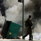 Manifestantes sunníes bloquean una calle con contenedores de basura en llamas, en Beirut.