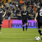 Los jugadores del Valencia felicitan a su compañero Rubén Baraja tras marcar el tercer gol al Real M