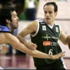 Carles Marco protege el balón en un encuentro con el Caja San Fernando