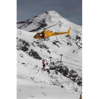 Efectivos de la UME y el 112 en las maniobras aéreas.