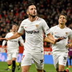 Sarabia celebra el primer gol del equipo andaluz en el enfrentamiento de ida de cuartos de final de la Copa ante el Barcelona. RAÚL CARO