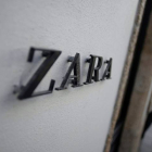 Una mujer entra en una tienda de Zara, del grupo Inditex . CABALAR