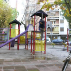 Unos niños juegan en un parque con toboganes