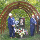 Dos mineros colocaron flores en recuerdo a sus compañeros fallecidos.