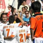 Los valencianistas festejan el tanto de Villa desde los once metros ante la mirada de Sarriegui