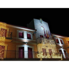 El Ayuntamiento de Valencia de Don Juan iluminado para Navidad. DL