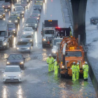 Unos operarios intentan despejar la autopista en el norte de California.