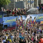 Más de 800.000 personas arropan al equipo durante la rúa para festejar el título en la calle.