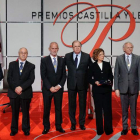 El presidente de la Junta, Juan Vicente Herrera, con los premiados en la gala celebrada ayer en Valladolid. NACHO GALLEGO