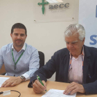Momento de la firma entre la asociación española contra el cáncer y la plataforma SaludSinBulos. DL