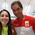 Rafael Nadal posa junto a una voluntaria de Río.