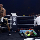 El boxeador Louis Adolphe da vueltas por el ring tras noquear a traición a Nathan McIntosh, atendido por el árbitro en la lona.