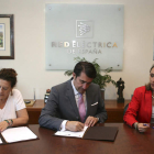 Suárez-Quiñones firmó el convenio junto a dos representantes de Red Eléctrica. JUNTA DE CASTILLA Y LEÓN