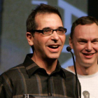 Richard Glatzer, en primer plano, y su marido, Wash Westmoreland, codirectores de 'Siempre Alice', reciben un premio por 'Quinceañera', en el 2006.
