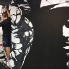Un muralista da vida a su obra con un muro como lienzo. DL