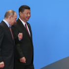 Líderes caminan junto al presidente chino, Xi Jinping (d), y su homólogo ruso, Vladimir Putin
