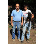 El joven Rubén González, con uno de sus cabritos, junto a Rubén Gutierrez, amigo de la familia.
