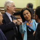 Los diputados del PSOE Margarita Robles y Miguel Ángel Heredia, junto al portavoz Antonio Hernando, en el Congreso.