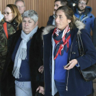 La madre y la hermana de Emiliano Sala, a la llegada al Reino Unido.