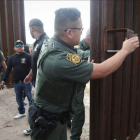 Agentes fronterizos estadounidenses en la frontera con México.