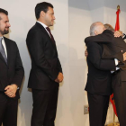 Quintana y Amoedo se abrazan en presencia de Tudanca y Carriedo