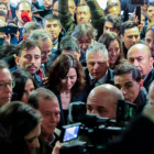 La presidenta madrileña, Isabel Díaz Ayuso, rodeada de periodistas abandona la facultad de Ciencias de la Información de la Universidad Complutense de Madrid. ZIPI