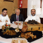 Guillermo García, entre los cocineros del Serrano. MARCIANO