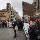 Las dos manifestaciones coincidieron ayer en la plaza de Botines con sus protestas y proclamas. JESÚS F. SALVADORES