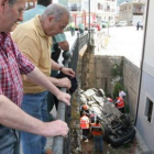 Vecinos de Villafranca contemplan desde el puente el rescate del hombre herido.