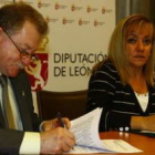 El presidente del Molly Cleba e Isabel Carrasco en el momento de la firma del convenio