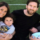 Messi, con su esposa y sus hijos Mateo, Thiago y Ciro, en abril del 2018 poco después del nacimiento de este último.