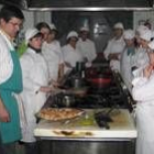 Alumnos y profesores del curso de cocina en plena faena
