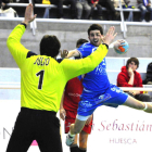 El canterano Álvaro Cabanas intenta batir al portero del Huesca Julio Rodríguez, que arruinó el ataque marista con un recital de paradas.