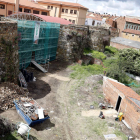 El andamio que acaban de instalar para restaurar este tramo de la muralla en Era del Moro. MARCIANO PÉREZ