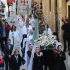 La Virgen de La Encina procesionó ayer por las calles de Ponferrada y dejó el luto en el Encuentro de Resurrección con el Santísimo Sacramento.