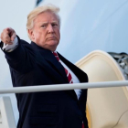 El presidente de EEUU, Donald Trump, a punto subir en el Air Force One para viajar a Carolina del Norte el 7 de octubre del 2017.