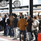 Viajeros en la estación del tren de León.