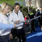 El bicampeón del Tour junto a la alcadesa de Alicante en la inauguración.