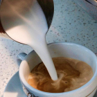 Un camarero prepara un café
