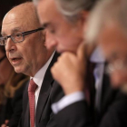 El ministro de Hacienda en funciones, Cristóbal Montoro (segundo por la izquierda), en rueda de prensa para anunciar el déficit del 2015.