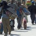 Un grupo de senegaleses se dirigen al avión que les llevará a su país