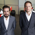 Alonso junto a Button, los dos pilotos McLaren de 2015.